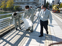 ボランティア活動（当社施工４橋と周辺歩道及び公園の美化）